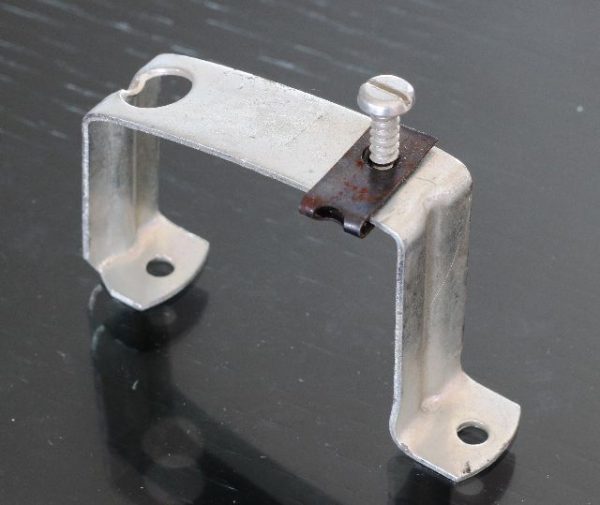 Befestigungsbügel mit Schraube - Ritzelabdeckung